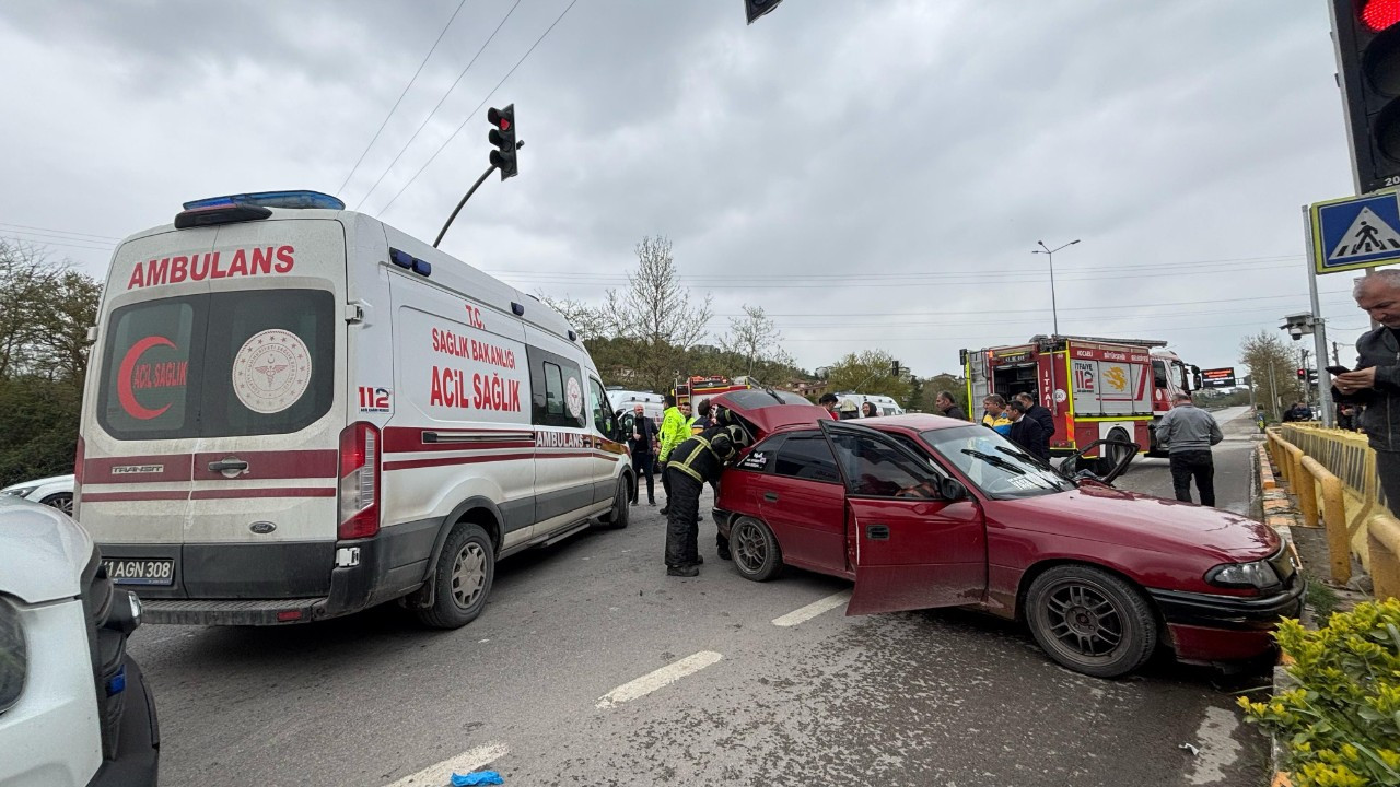 Hastayı Hastaneye Yetiştirmeye Çalışan Ambulans Otomobille Çarpıştı: 2 Yaralı!