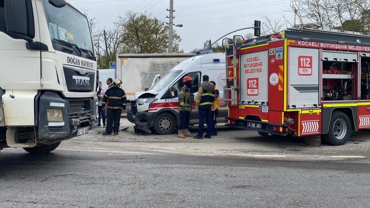 Hastayı Hastaneye Yetiştirmeye Çalışan Ambulans Otomobille Çarpıştı: 2 Yaralı! - Sayfa 3