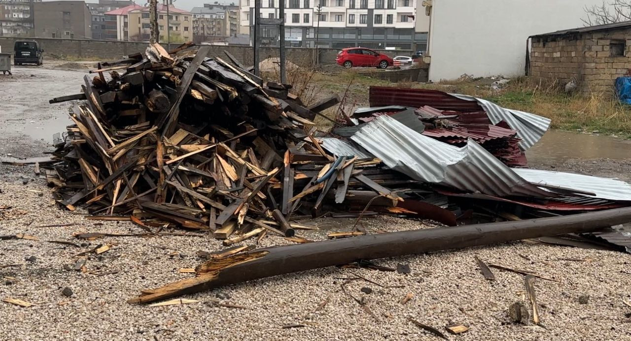 Yüksekova'yı Fırtına Vurdu: Çatılar Uçtu, Bir Araç Hasar Gördü - Sayfa 5