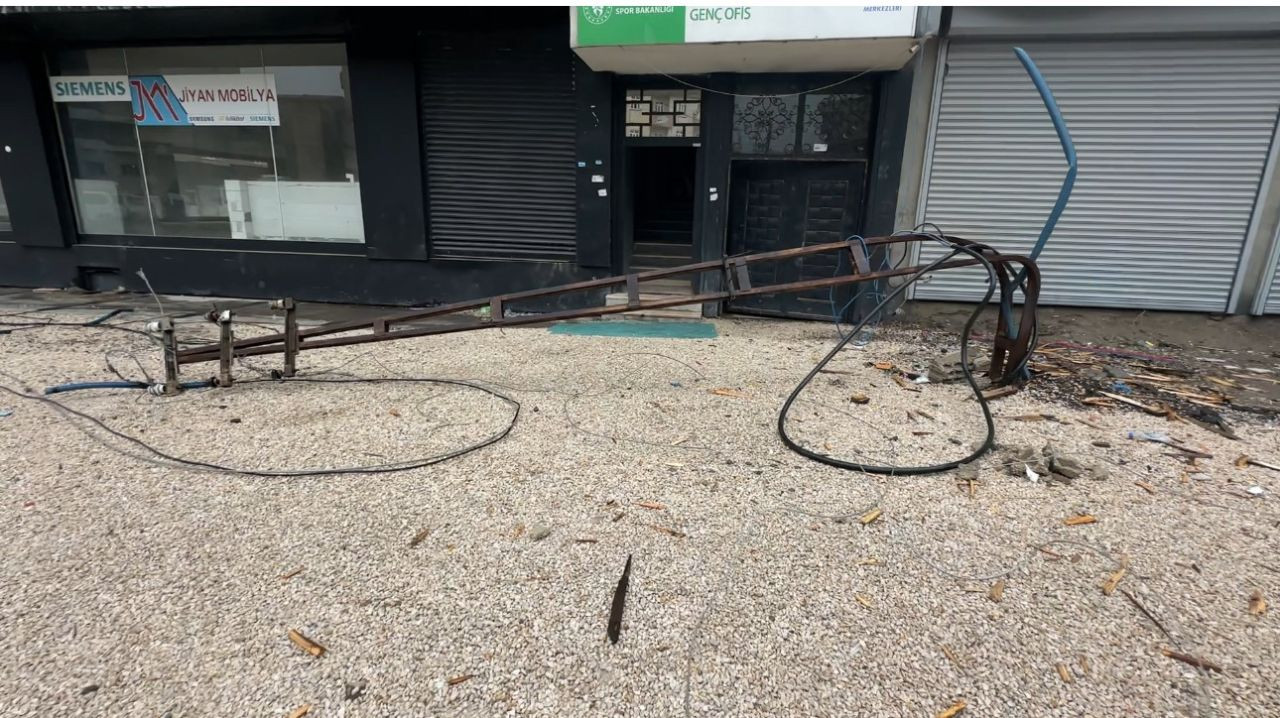 Yüksekova'yı Fırtına Vurdu: Çatılar Uçtu, Bir Araç Hasar Gördü - Sayfa 6