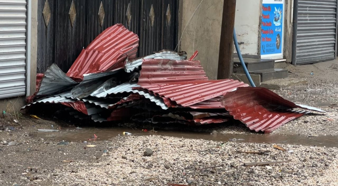 Yüksekova'yı Fırtına Vurdu: Çatılar Uçtu, Bir Araç Hasar Gördü - Sayfa 7