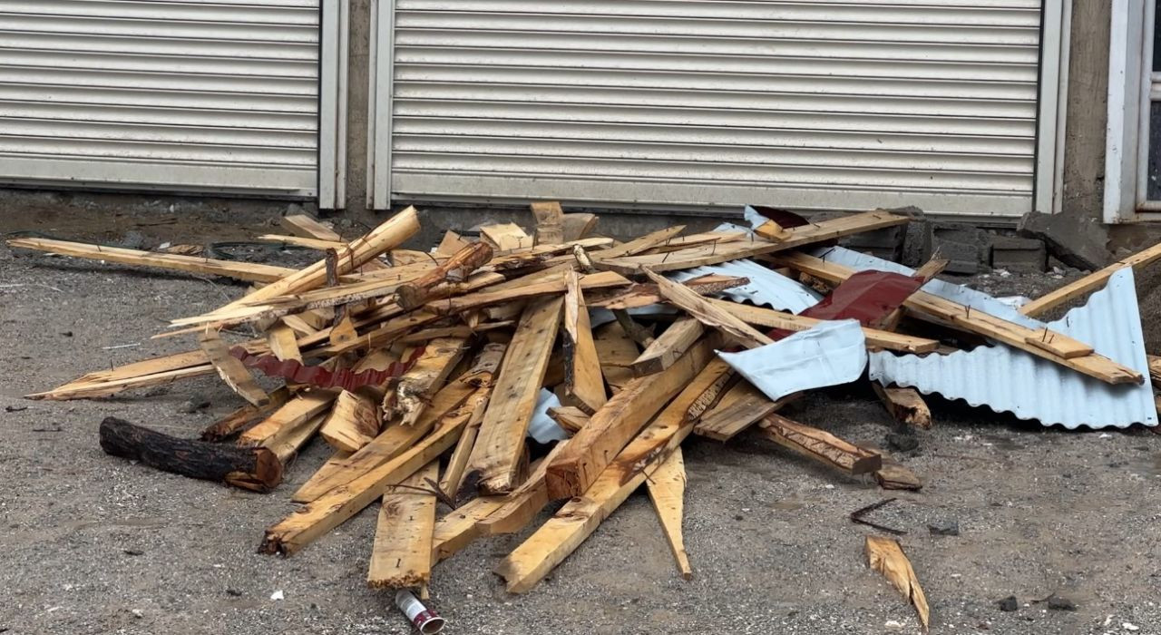 Yüksekova'yı Fırtına Vurdu: Çatılar Uçtu, Bir Araç Hasar Gördü - Sayfa 9