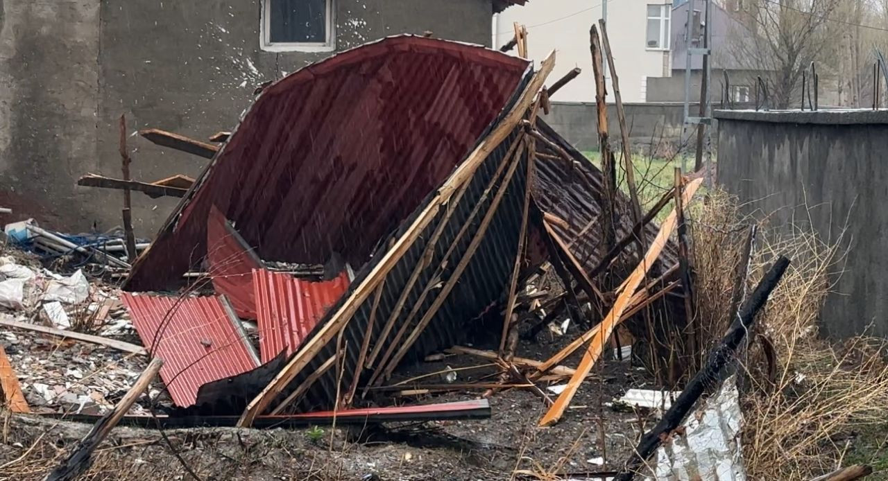 Yüksekova'yı Fırtına Vurdu: Çatılar Uçtu, Bir Araç Hasar Gördü - Sayfa 10