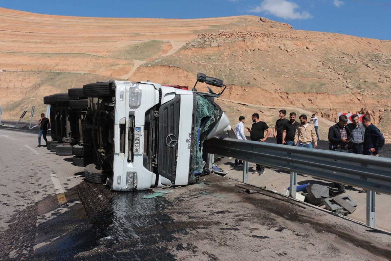 Cizre’de Freni Boşalan Tır Devrildi: 1 Yaralı - Sayfa 1