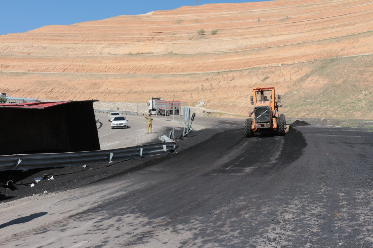 Cizre’de Freni Boşalan Tır Devrildi: 1 Yaralı - Sayfa 5