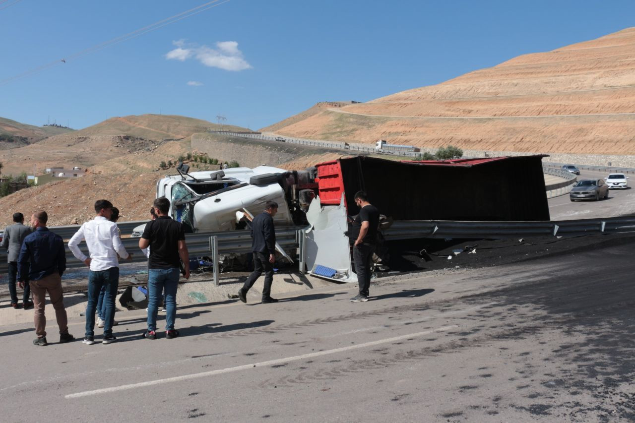 Cizre’de Freni Boşalan Tır Devrildi: 1 Yaralı - Sayfa 6