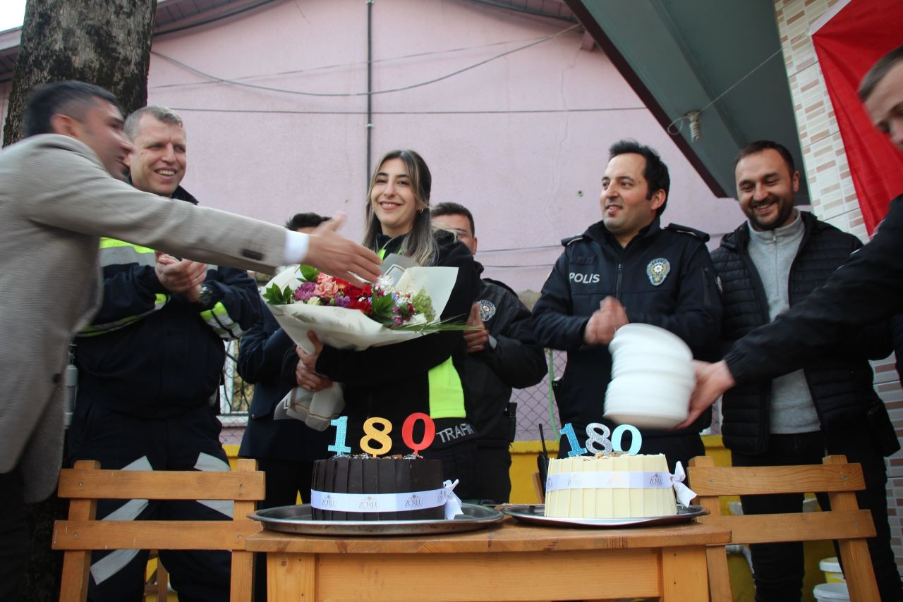 Asılsız Kavga İhbarı Gülümsetti: Akyazı'da Polis Haftası’na Sürpriz Kutlama - Sayfa 2