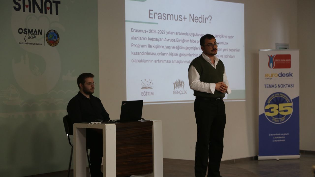 Serdivan’da Gençler İçin Avrupa Fırsatları Masaya Yatırıldı - Sayfa 1