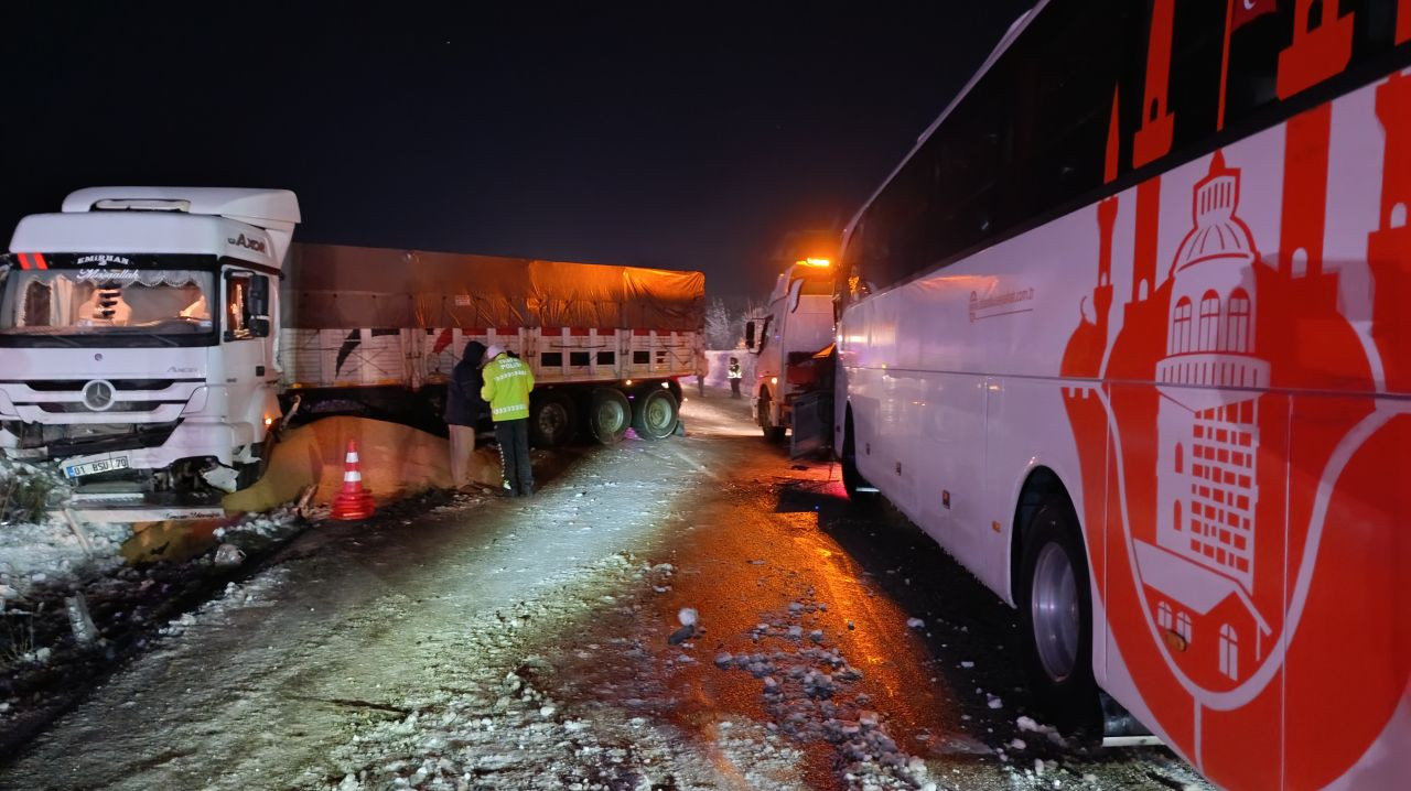 Samsun-Ankara Yolunda Otobüs İle Tır Çarpıştı: 5 Yaralı - Sayfa 1
