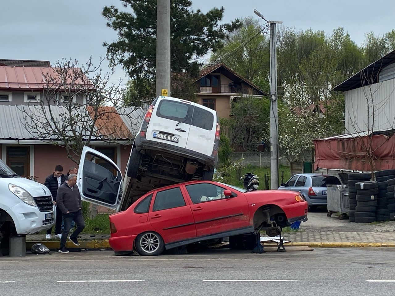 Alkollü Sürücü Tamire Bırakılan Otomobilin Üstüne Uçtu: 3 Yaralı - Sayfa 2
