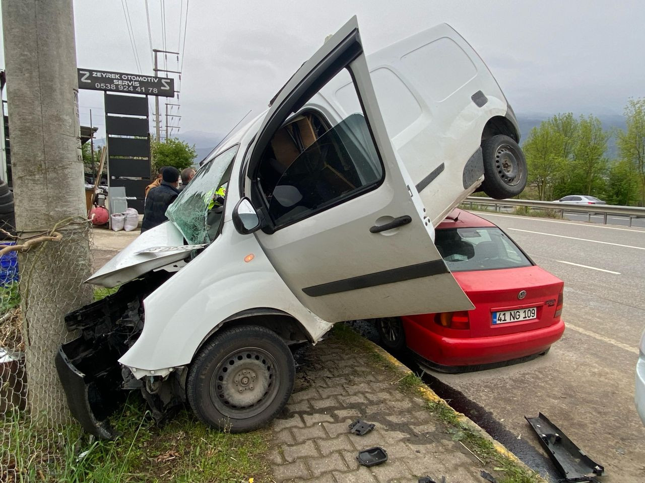 Alkollü Sürücü Tamire Bırakılan Otomobilin Üstüne Uçtu: 3 Yaralı - Sayfa 3