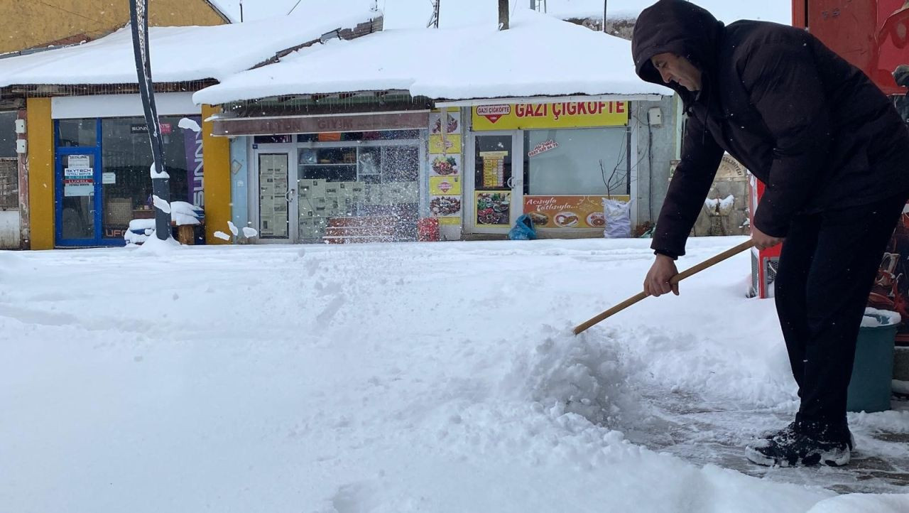 Nisan Ayında Kış Geri Geldi: Bingöl Güne Beyaz Örtü İle Uyandı - Sayfa 4