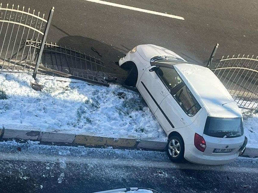 Elazığ'da Gece Etkili Olan Kar Yağışı Sabah Kazalara Neden Oldu: 3 Yaralı - Sayfa 1