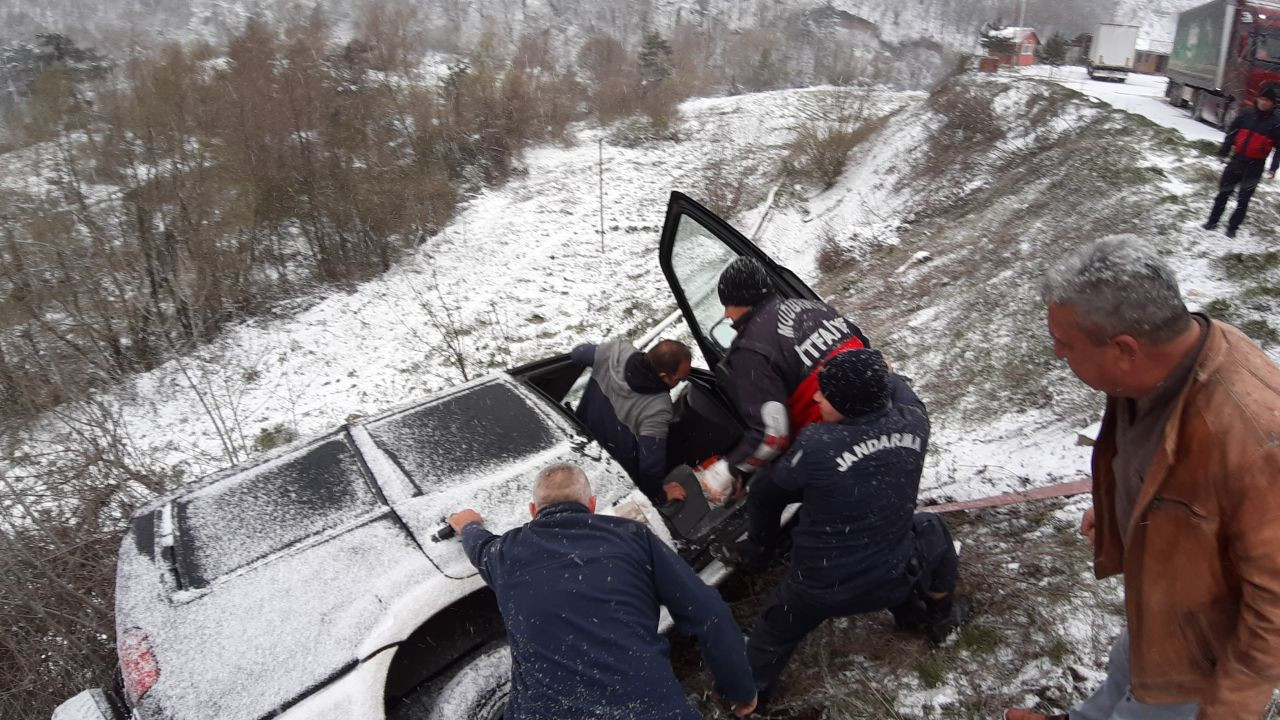 Bolu'da Şarampole Devrilen Cipin Sürücüsü Ölümden Ağaç Sayesinde Kurtuldu - Sayfa 1