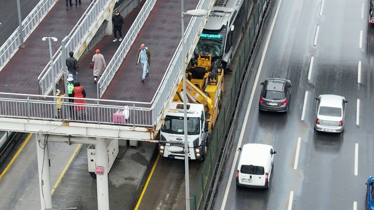 İstanbul'da Metrobüs Kazası: 21 Yaralı, 2'si Çocuk! - Sayfa 4