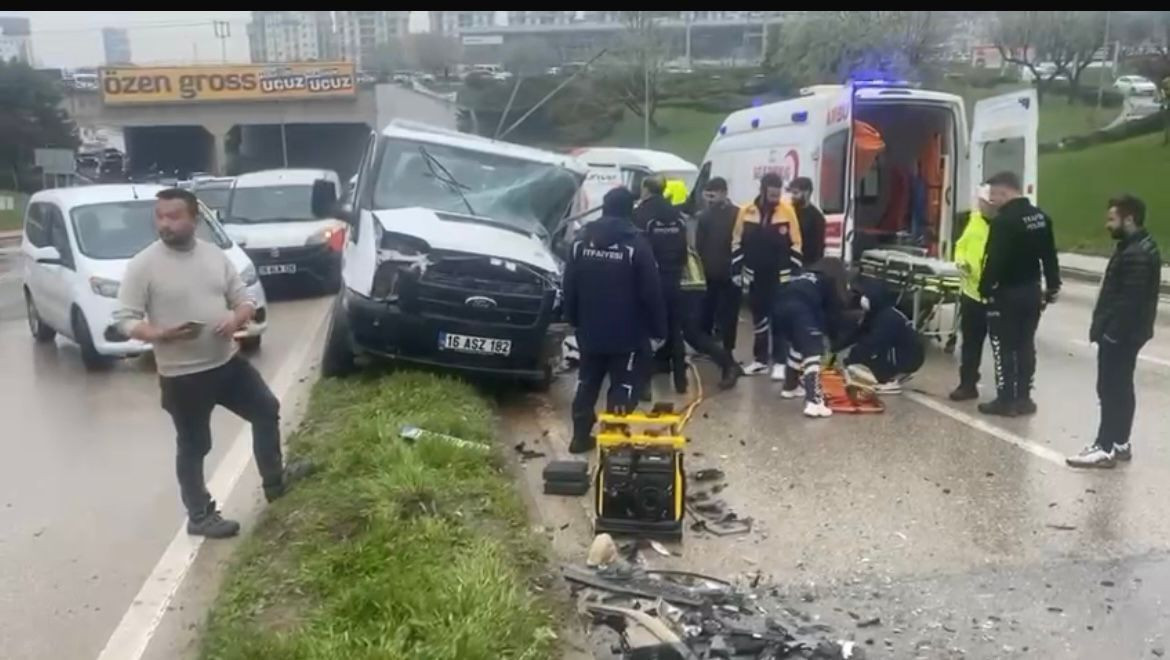 Bursa'da Yağmurda Faciadan Dönüldü...Kaza Anı Kamerada - Sayfa 1