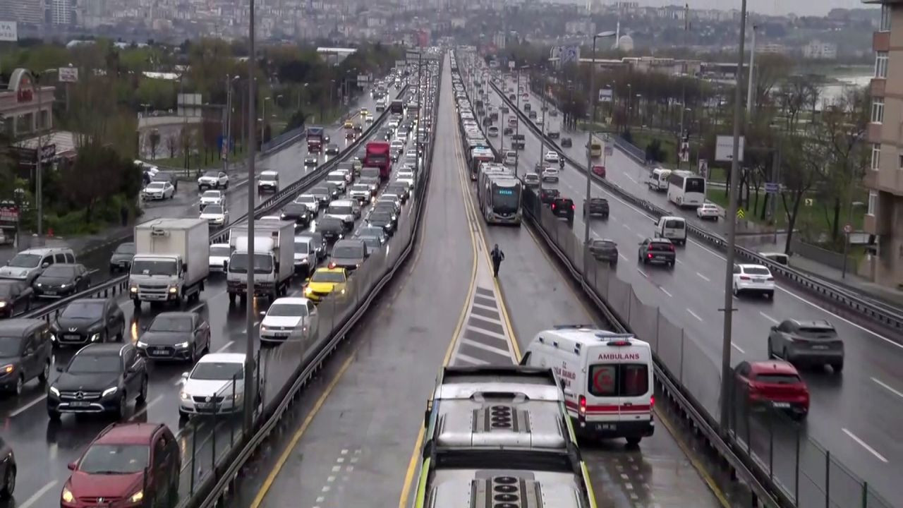 İstanbul'da Metrobüs Kazası: 21 Yaralı, 2'si Çocuk! - Sayfa 1