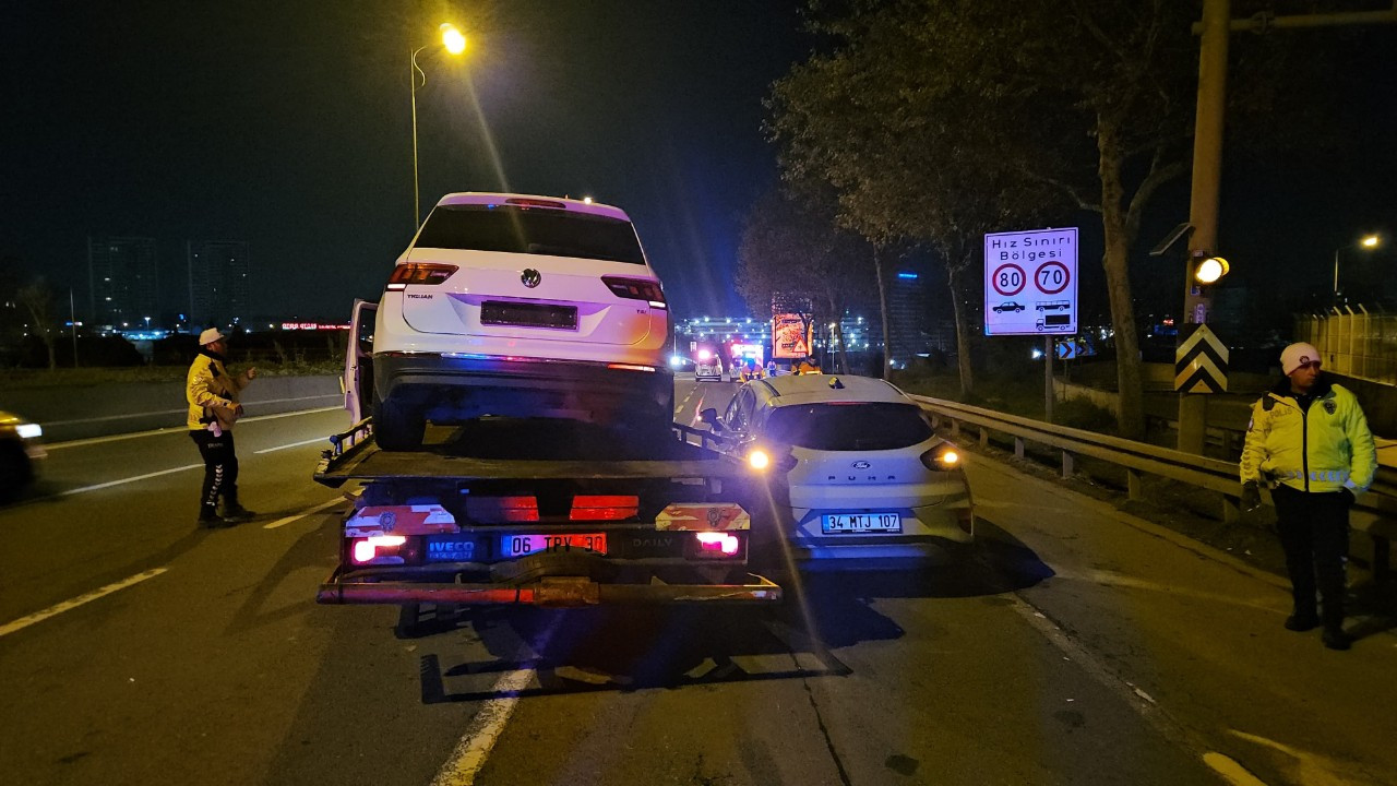 Bayrampaşa'da 2 Aracın Karıştığı Kaza Alanına Başka Bir Araç Daldı: 2 Ölü, 4 Yaralı