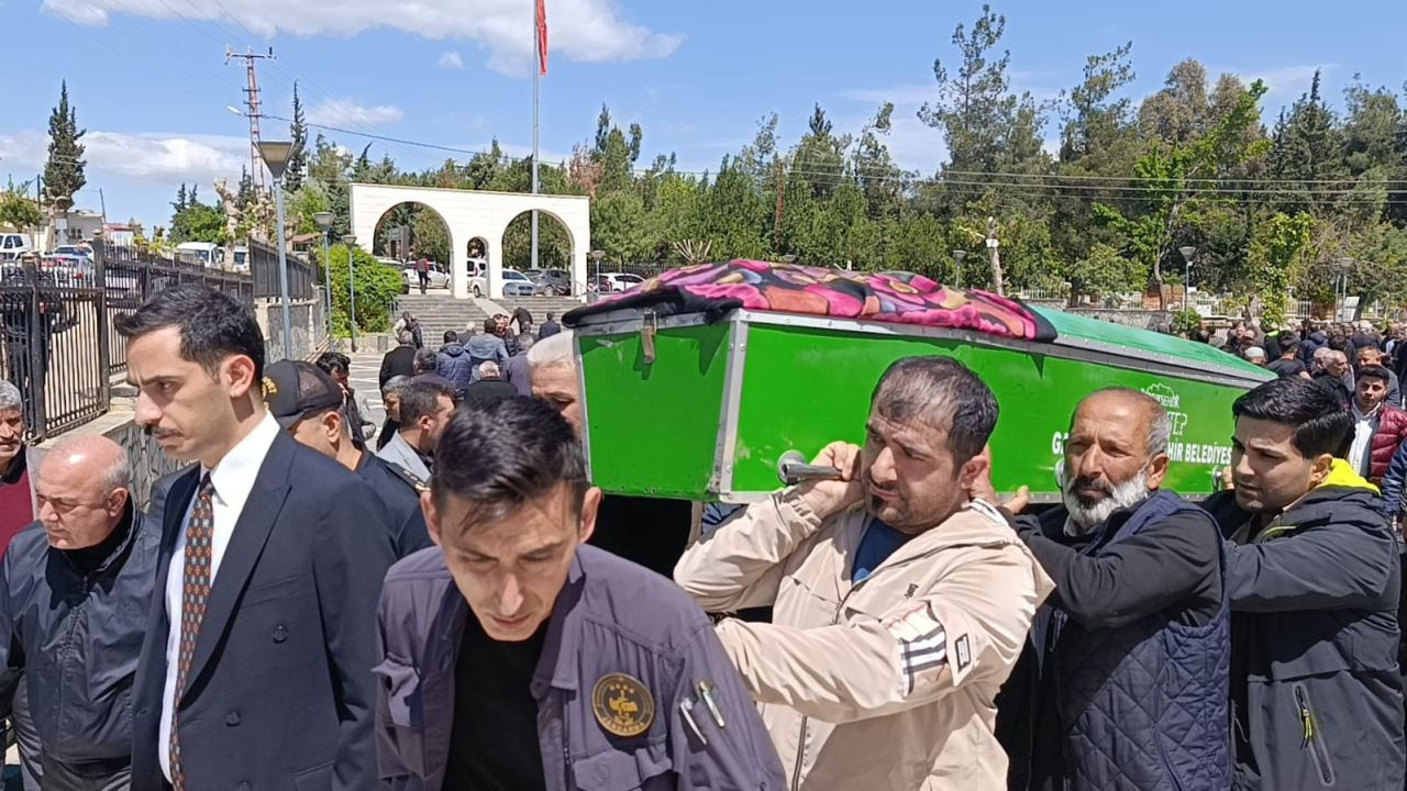 Feci kazada ölen anne ile oğlu son yolcuğuna uğurlandı - Sayfa 1