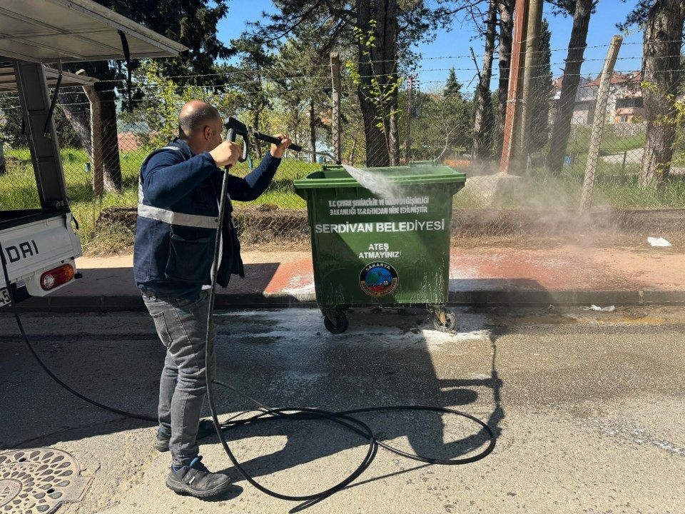 Serdivan'da Temizlik Seferberliği: Çöp Konteynerleri Hijyenik Hale Getirildi! - Sayfa 1