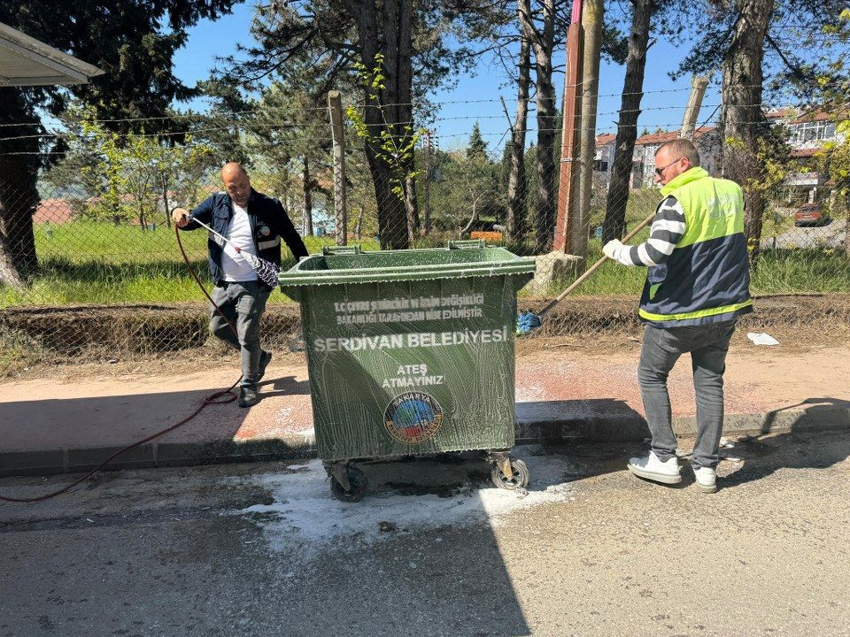 Serdivan'da Temizlik Seferberliği: Çöp Konteynerleri Hijyenik Hale Getirildi! - Sayfa 4