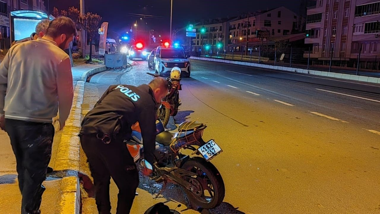Kocaeli'de Savrulan Sürat Motorundaki İki Kişi Yaralandı