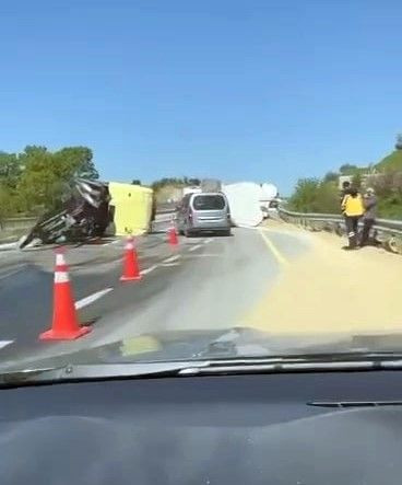 Silobas Yüklü Tır Devrildi: Trafik Durma Noktasına Geldi! - Sayfa 2