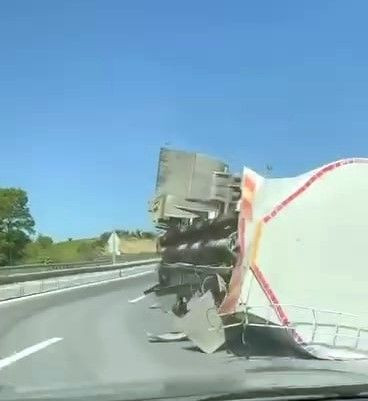 Silobas Yüklü Tır Devrildi: Trafik Durma Noktasına Geldi! - Sayfa 1