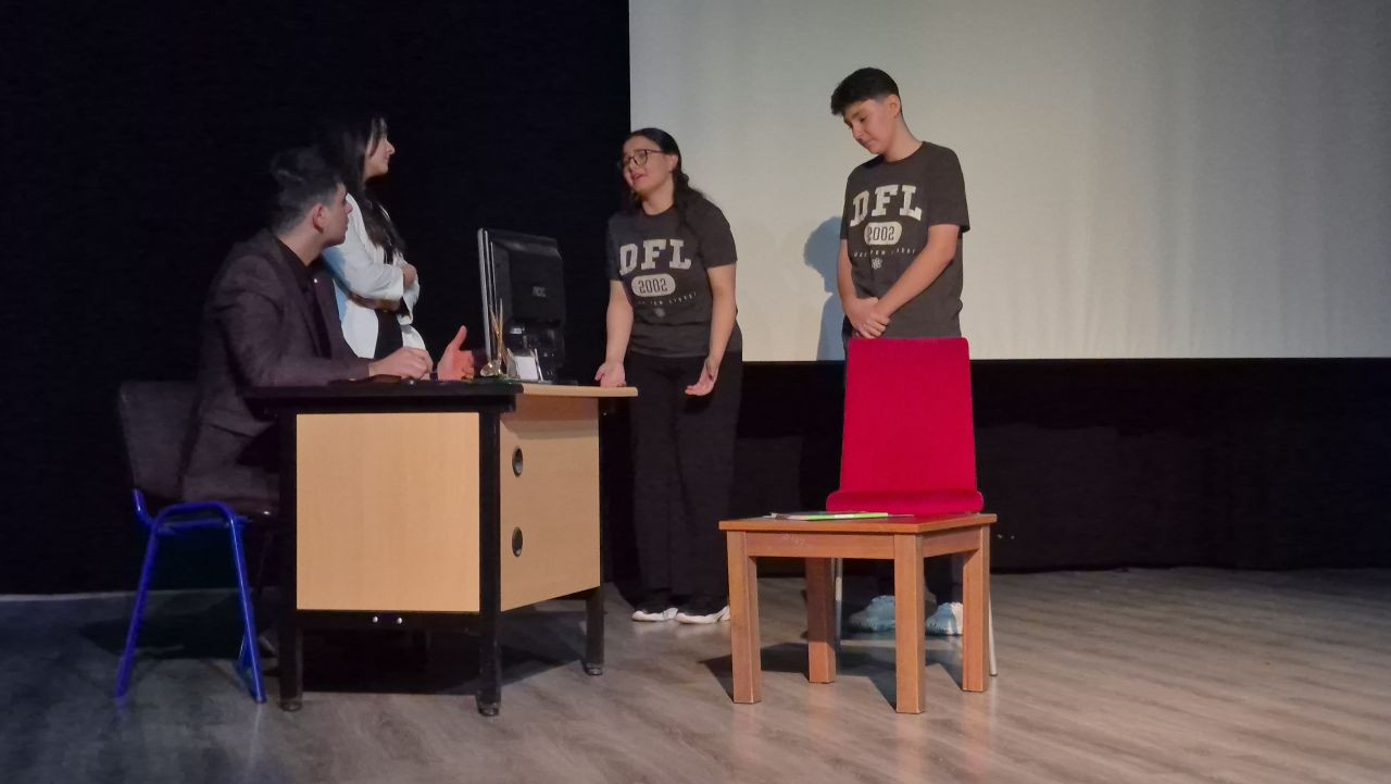 Düzce'de Liseliler, Tiyatro Sahnesinde Birincilik İçin Yarıştı - Sayfa 1