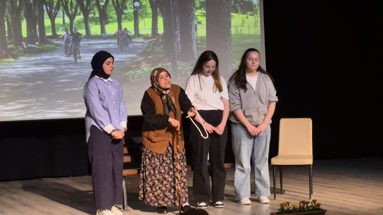 Düzce'de Liseliler, Tiyatro Sahnesinde Birincilik İçin Yarıştı