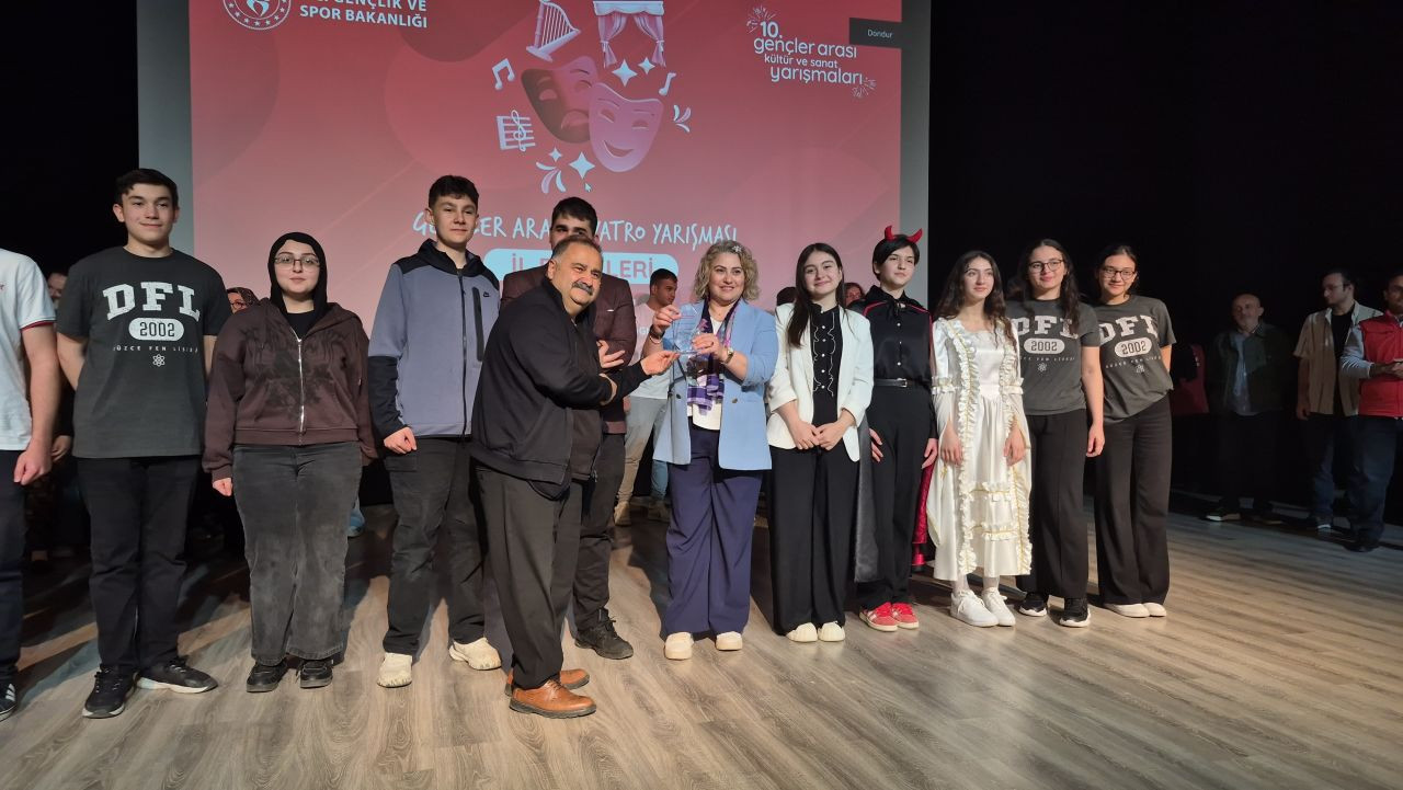 Düzce'de Liseliler, Tiyatro Sahnesinde Birincilik İçin Yarıştı - Sayfa 5