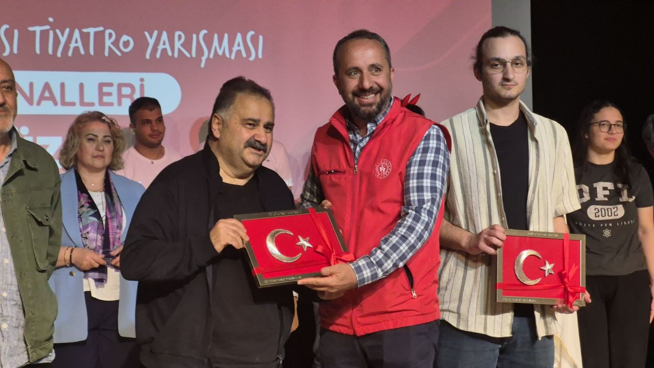 Düzce'de Liseliler, Tiyatro Sahnesinde Birincilik İçin Yarıştı - Sayfa 6