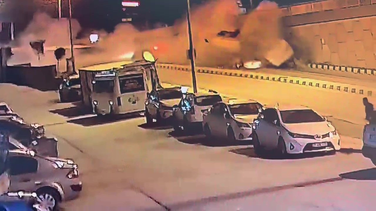 Freni Patlayan Arazöz Otomobile Ve Üst Geçit Duvarına Çarptı: 1 Ölü, 1 Yaralı - Sayfa 1