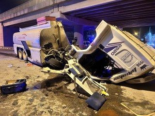 Freni Patlayan Arazöz Otomobile Ve Üst Geçit Duvarına Çarptı: 1 Ölü, 1 Yaralı - Sayfa 4