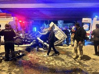 Freni Patlayan Arazöz Otomobile Ve Üst Geçit Duvarına Çarptı: 1 Ölü, 1 Yaralı - Sayfa 5