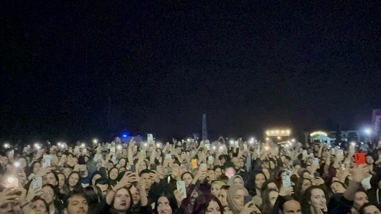 Düzce'de Sağanak Yağış Gençlerin Eğlencesini Bozamadı