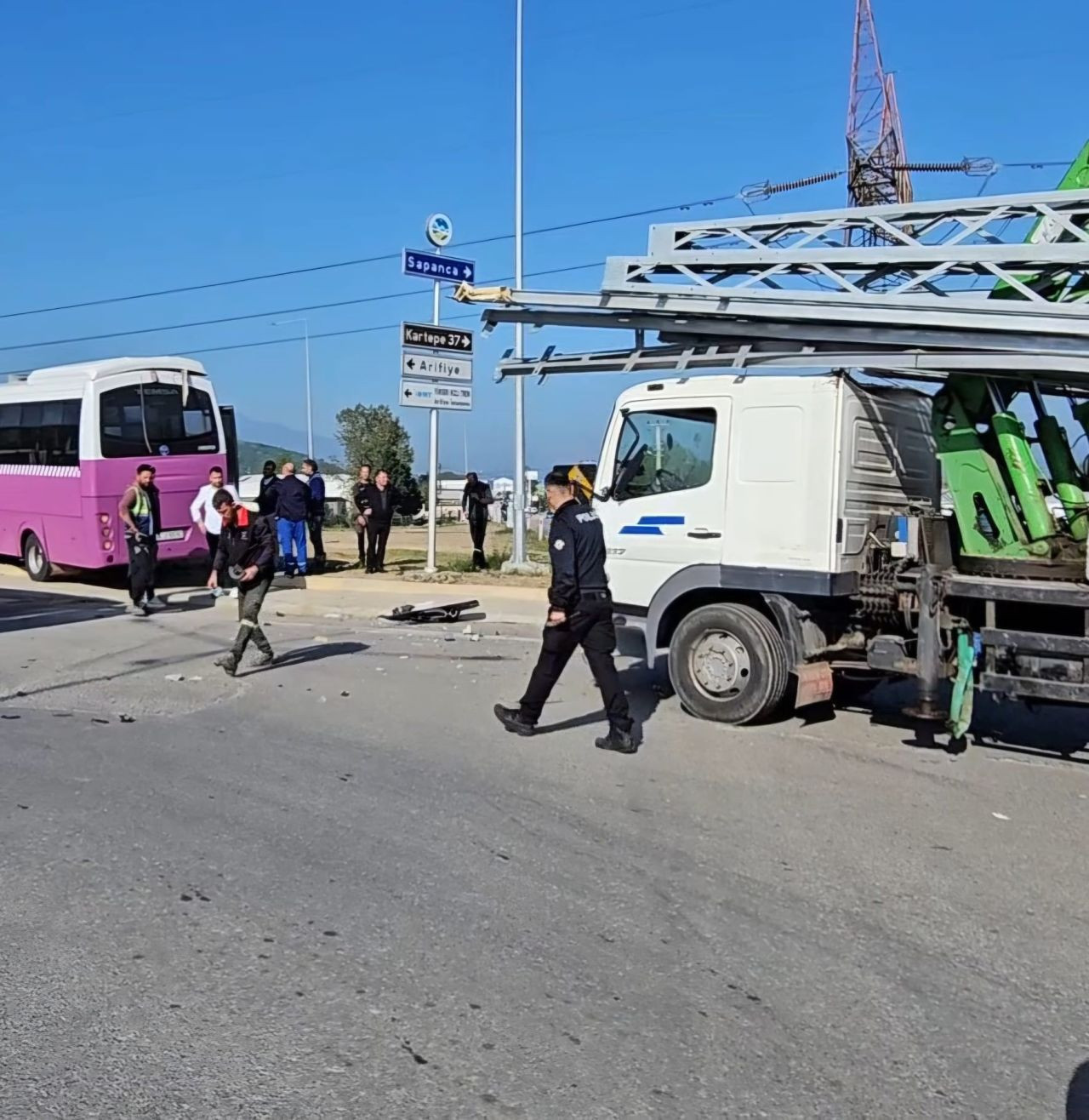 Ehliyetsiz Sürücü Dehşeti: Kamyon Özel Halk Otobüsüne Çarptı - Sayfa 1