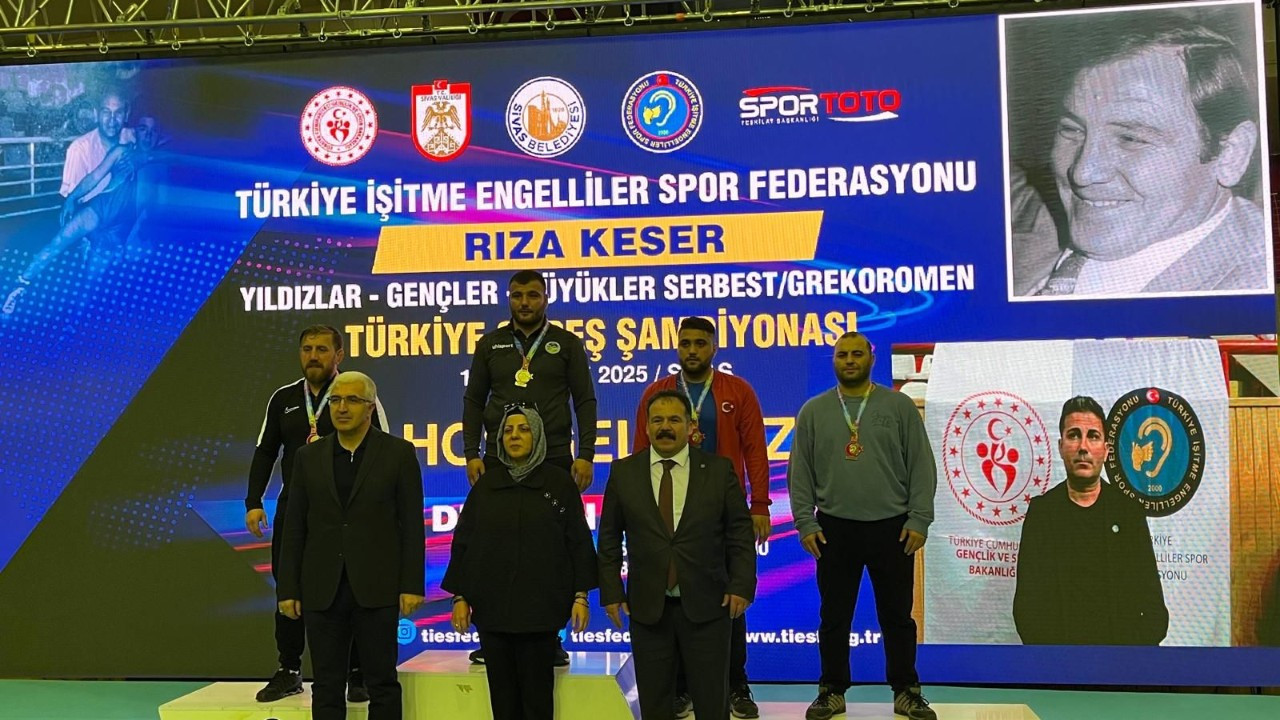 Sakarya'nın Gururu: Büyükşehir Güreşçileri Sivas’ta Türkiye Şampiyonu Oldu