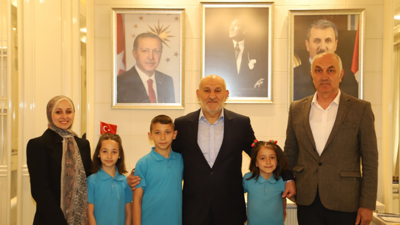 Minik Başkan Göreve Başladı: Hendek’te Koltuk Muhammed Ali’ye Emanet!