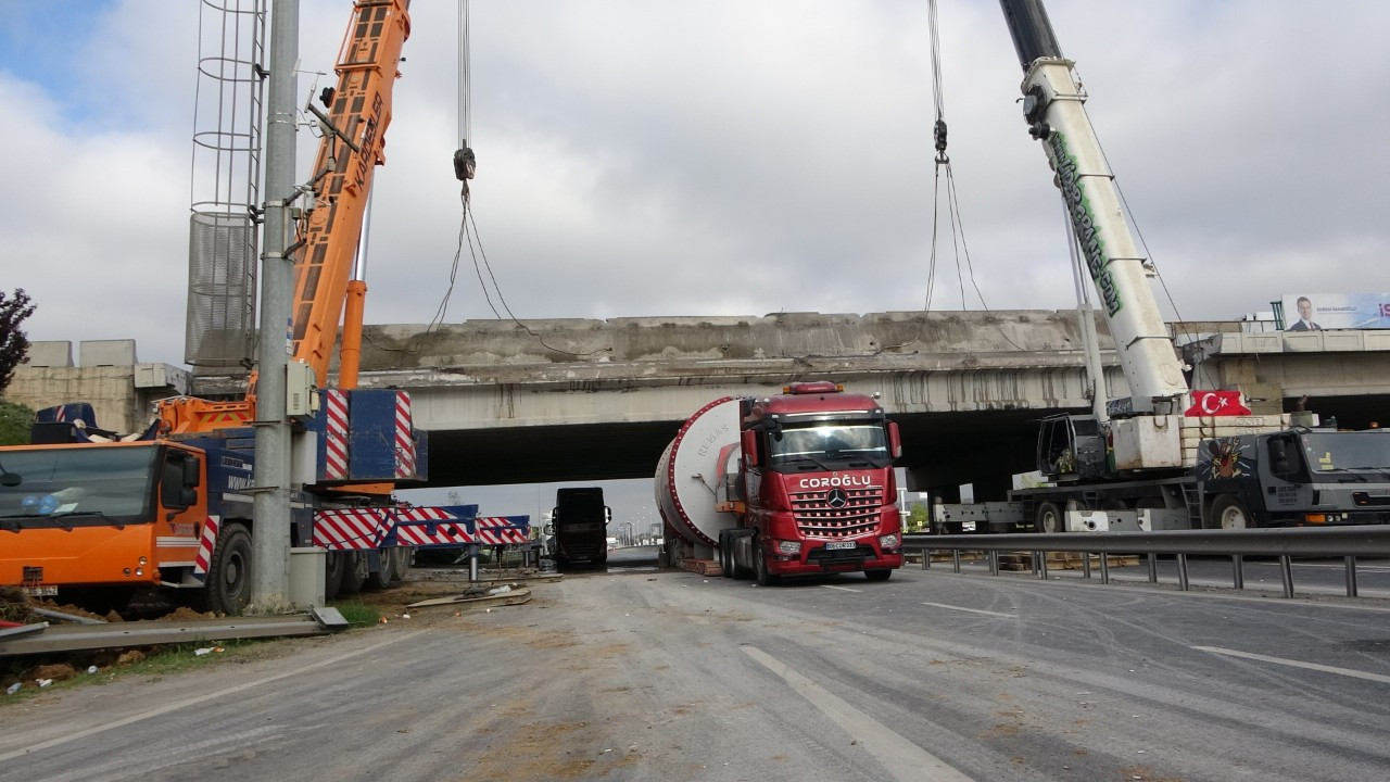 Tuzla’da 3 Gündür Köprü Altında Sıkışan Tırı Kurtarma Operasyonu