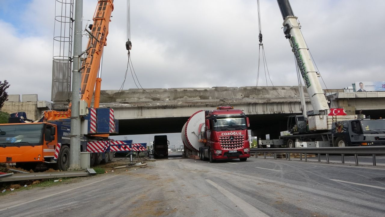 Tuzla’da 3 Gündür Köprü Altında Sıkışan Tırı Kurtarma Operasyonu - Sayfa 1