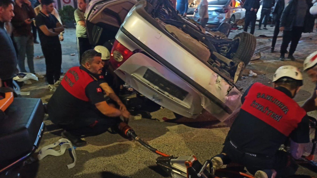 Şanlıurfa'da Park Halindeki Araçlara Çarpan Otomobil Takla Attı: 2 Ölü, 1 Yaralı