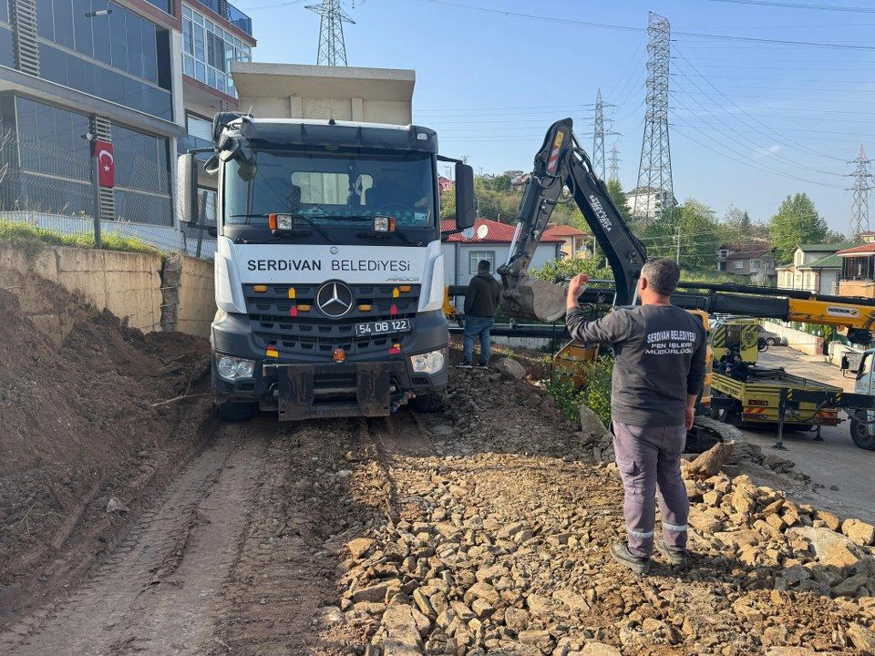 Serdivan’da Çökme Tehlikesine Anında Müdahale: Ekipler Hızla Durumu Kontrol Altına Aldı! - Sayfa 6