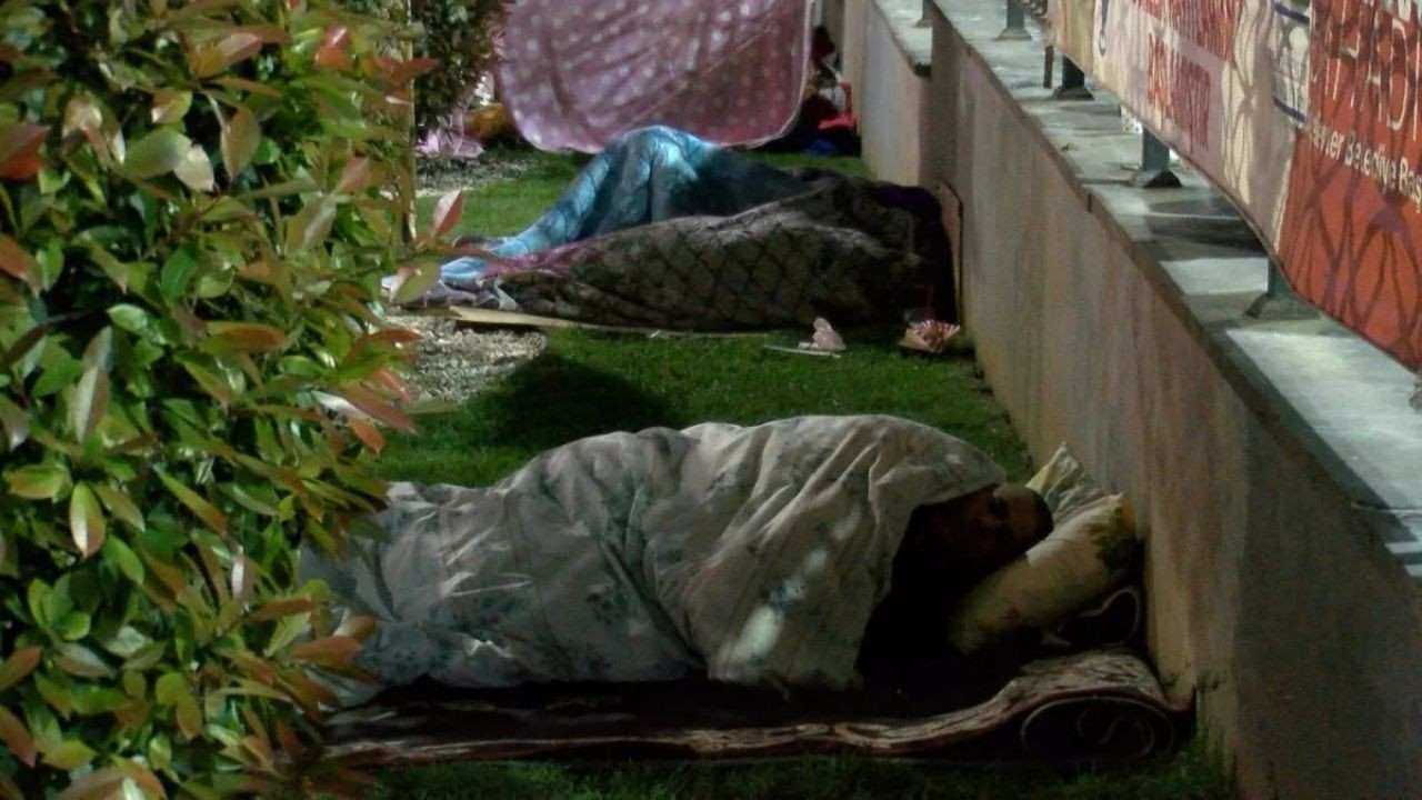 İstanbul'da Bazı Vatandaşlar Deprem Endişesiyle Geceyi Dışarıda Geçirmeye Devam Etti