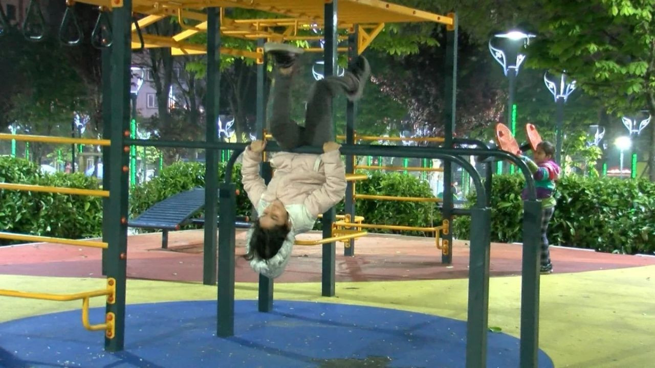 İstanbul'da Bazı Vatandaşlar Deprem Endişesiyle Geceyi Dışarıda Geçirmeye Devam Etti - Sayfa 4