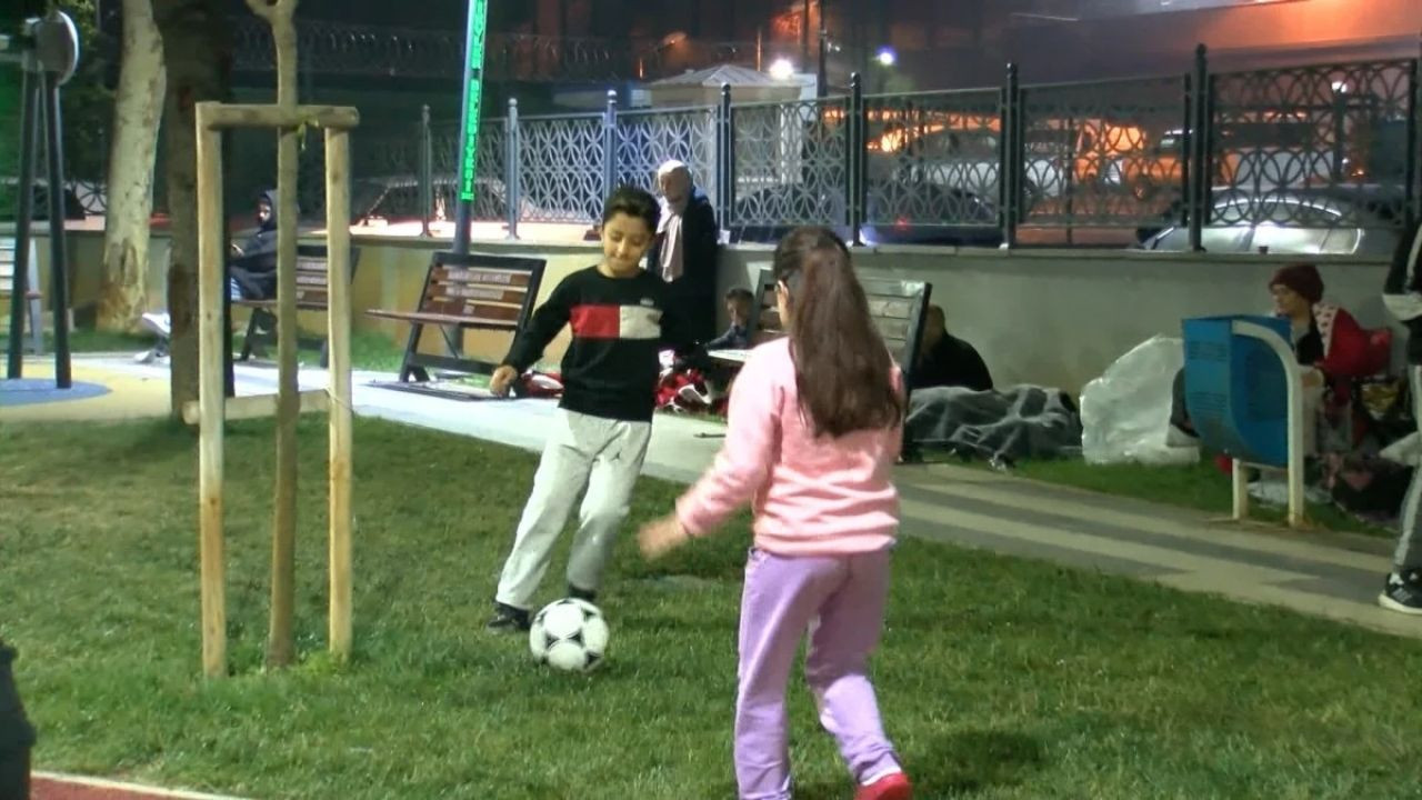 İstanbul'da Bazı Vatandaşlar Deprem Endişesiyle Geceyi Dışarıda Geçirmeye Devam Etti - Sayfa 3