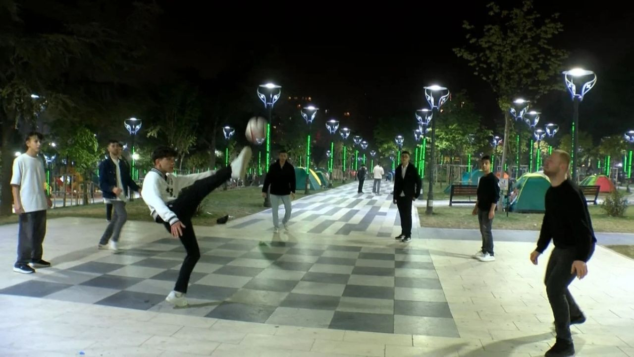 İstanbul'da Bazı Vatandaşlar Deprem Endişesiyle Geceyi Dışarıda Geçirmeye Devam Etti - Sayfa 2