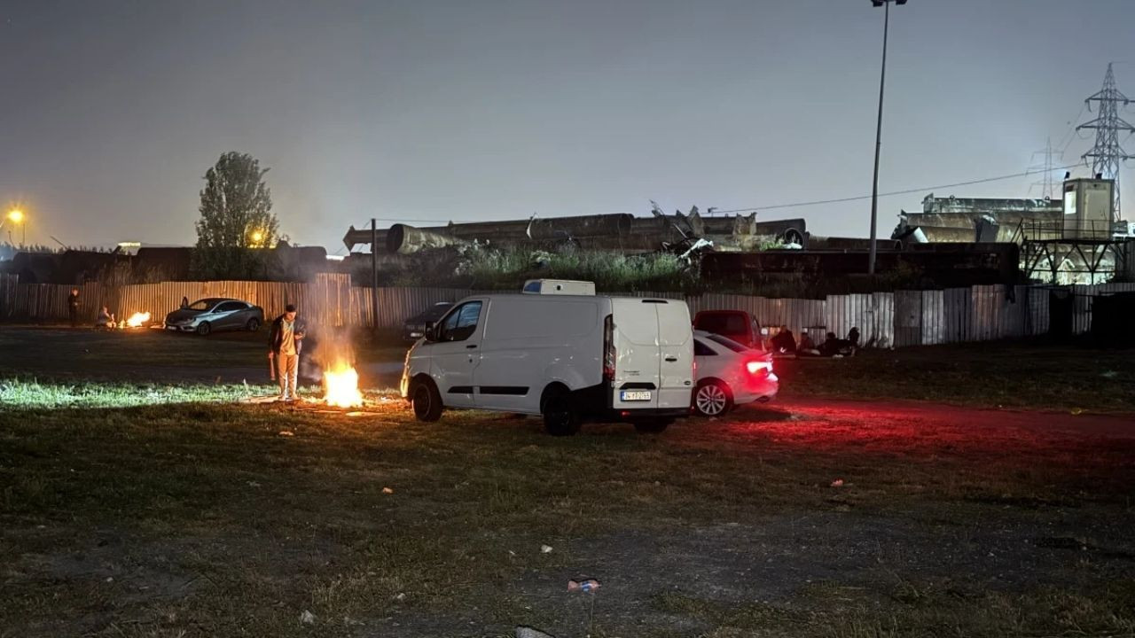 İstanbul'da Bazı Vatandaşlar Deprem Endişesiyle Geceyi Dışarıda Geçirmeye Devam Etti - Sayfa 1