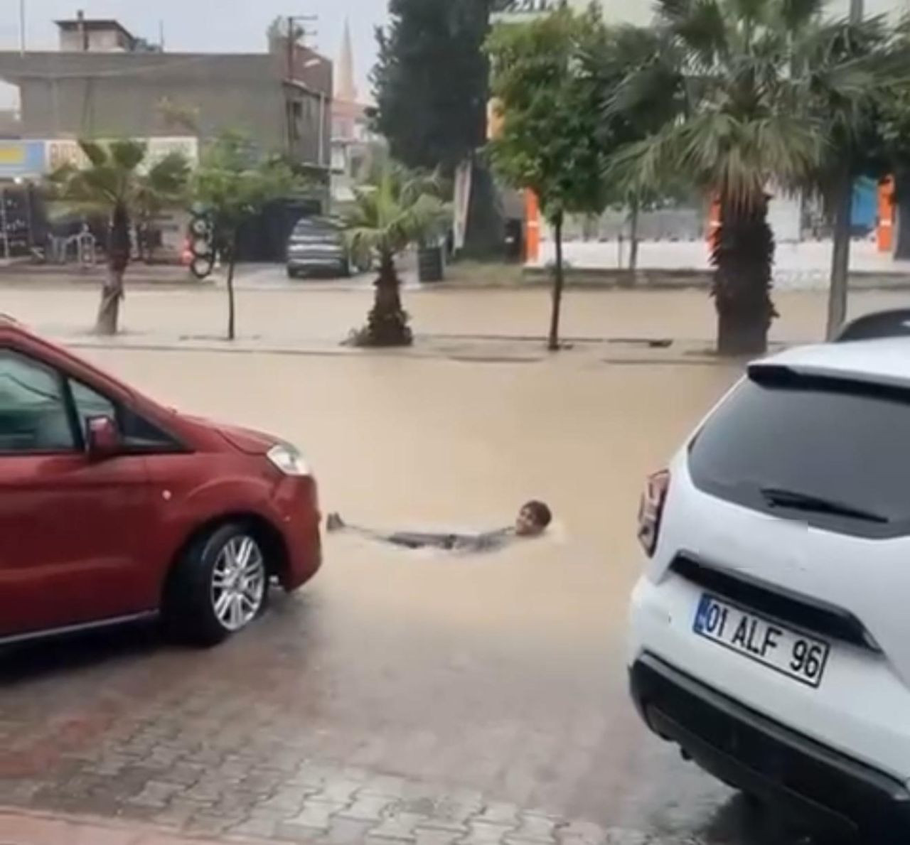 Adana’da Yağmur Hayatı Felç Etti: Kimi Yüzdü Kimi Mahsur Kaldı - Sayfa 1