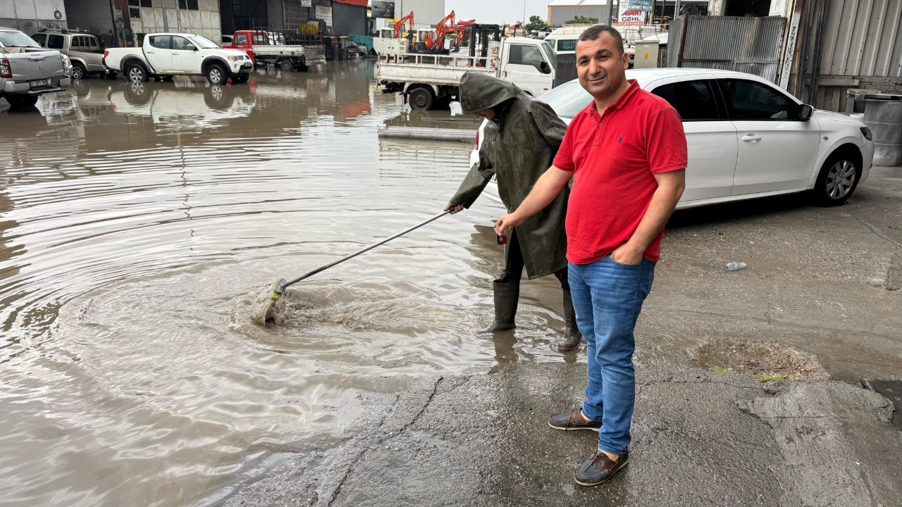 Adana’da Yağmur Hayatı Felç Etti: Kimi Yüzdü Kimi Mahsur Kaldı